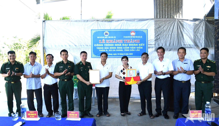  Đại diện các đơn vị và cấp ủy, chính quyền địa phương trao quà tặng gia đình ông Viễn. 