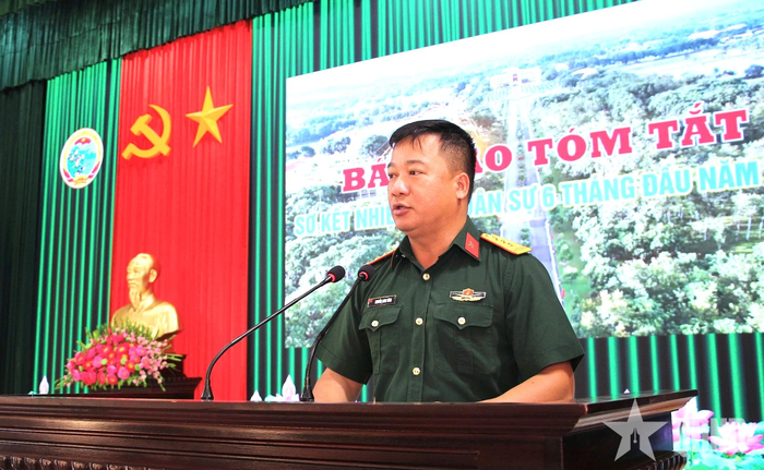  Thượng tá Nguyễn Long Võng, Phó sư đoàn trưởng, Tham mưu trưởng Sư đoàn 2 báo cáo kết quả nhiệm vụ 6 tháng đầu năm 2026. 