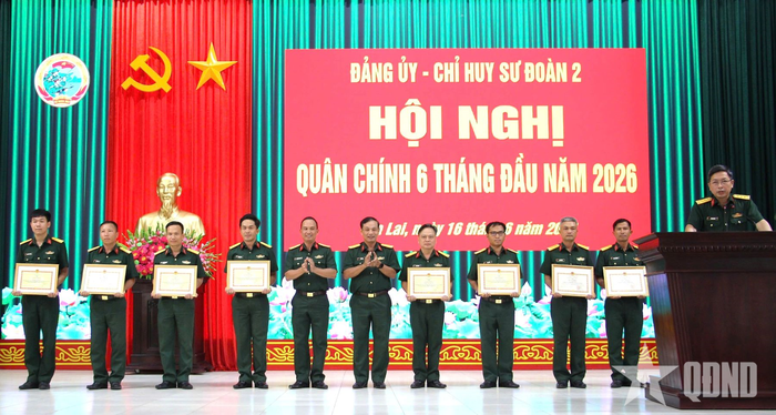 Các tập thể và cá nhân nhận khen thưởng. 
