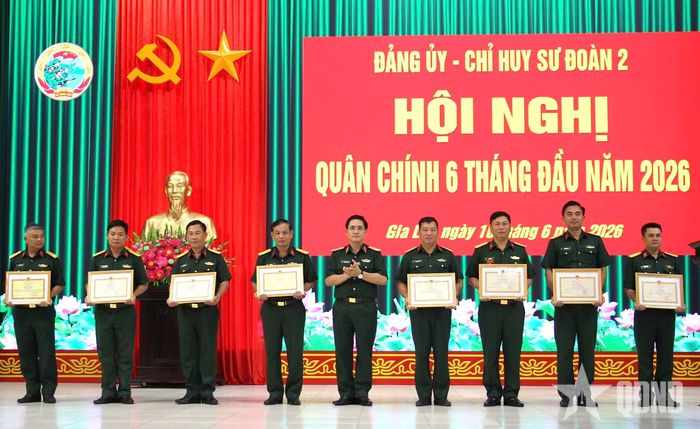 Thiếu tướng Phan Đại Nghĩa trao Bằng khen của Bộ Trưởng Bộ Quốc phòng tặng các tập thể và cá nhân có thành tích xuất sắc.