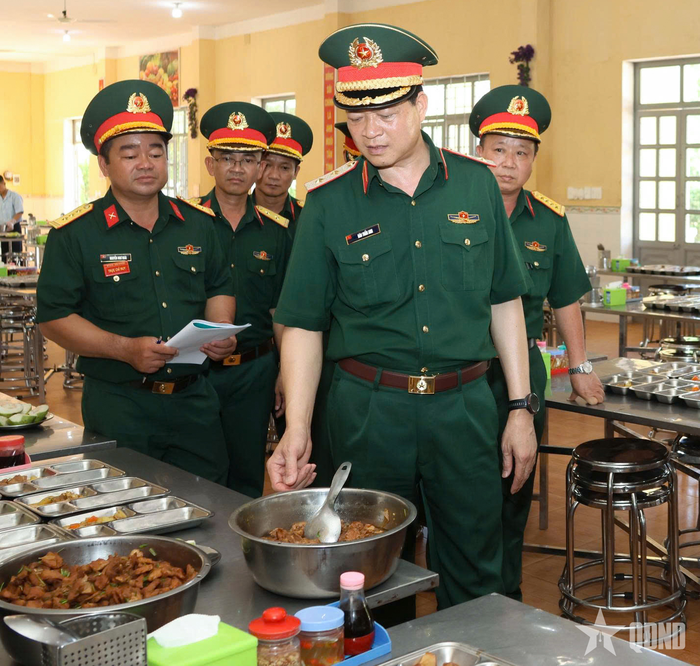 Trung tướng Đào Tuấn Anh kiểm tra nhà ăn của đơn vị.