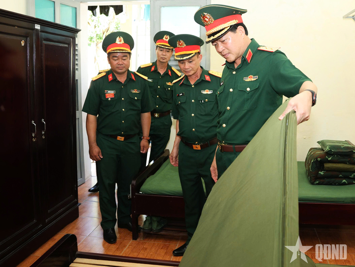 Trung tướng Đào Tuấn Anh, Ủy viên Trung ương Đảng, Tư lệnh Quân đoàn 34 kiểm tra giường, phản của bộ đội.