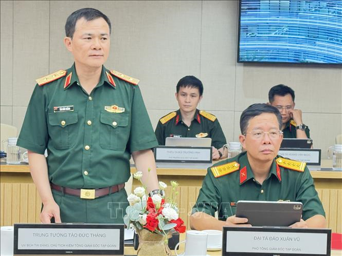  Trung tướng Tào Đức Thắng, Chủ tịch kiêm Tổng giám đốc Tập đoàn Viettel báo cáo kết quả công tác tại buổi làm việc. 