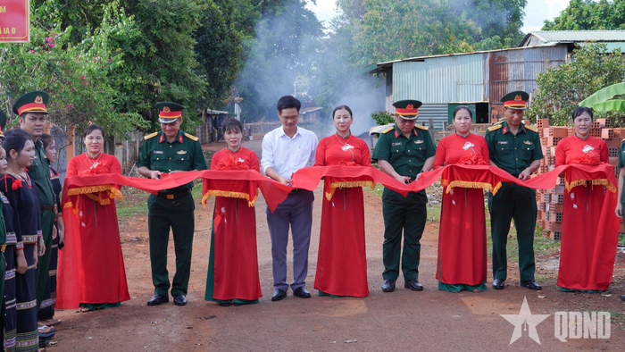  Các đại biểu cắt băng khánh thành công trình “Sao sáng buôn làng”. 