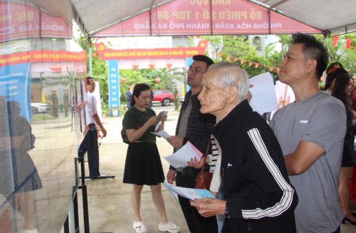 Cử tri Lương Văn Bá, 93 tuổi (trú tổ 88, phường Hòa Xuân) đi bầu cử ĐBQH và HĐND các cấp nhiệm kỳ 2026-2031. Tổ 88 phường Hòa Xuân với 715 hộ dân, gần 2.300 nhân khẩu, được dự kiến giữ nguyên khi sắp xếp tổ dân phố.