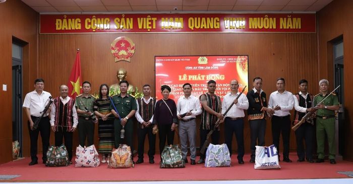 Người dân xã Tuy Đức và xã Đắk Wil (tỉnh Lâm Đồng) giao nộp vũ khí, vật liệu nổ, công cụ hỗ trợ và nhận quà từ lực lượng Công an.
