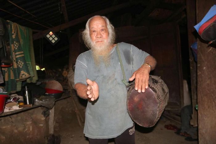 Già làng, Nghệ nhân Ưu tú Hồ Văn Dinh thành thạo nhiều nhạc cụ truyền thống.