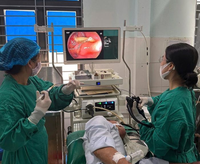 Ê-kíp bác sĩ tiến hành các thủ thuật lấy dị vật tăm xỉa răng ra ngoài.