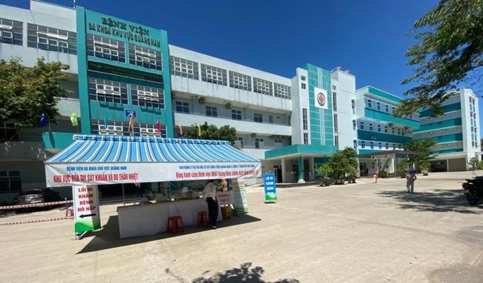Bệnh viện đa khoa khu vực Quảng Nam đang điều trị cho hơn 40 bệnh nhân bị ngộ độc.