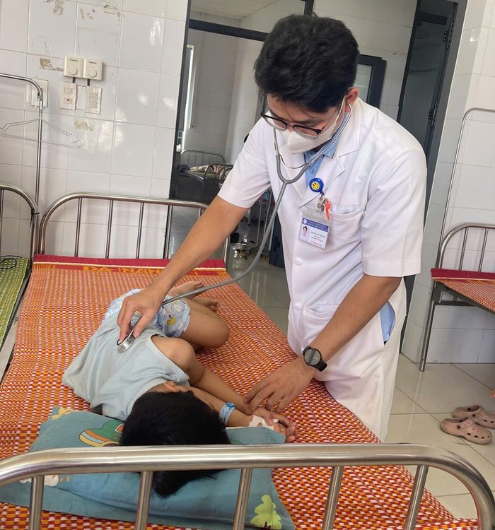 Một bệnh nhân nhỏ tuổi bị ngộ độc sau khi ăn bánh mỳ đang được điều trị tại Bệnh viện đa khoa khu vực Quảng Nam.