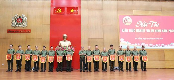 Thiếu tướng Nguyễn Hữu Hợp tặng cờ lưu niệm cho các đội tham gia hội thi