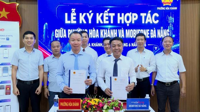 Lãnh đạo phường Hòa Khánh và Mobifone Đà Nẵng ký kết chương trình hợp tác.