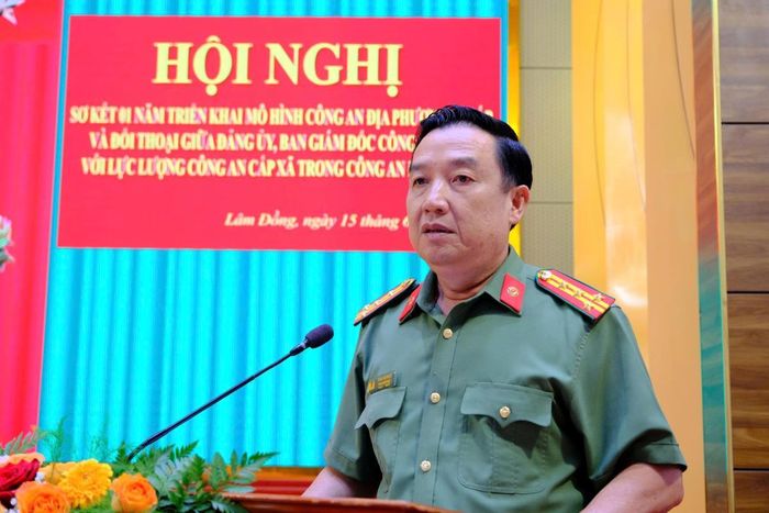 Đồng chí Đại tá Trần Văn Mười - Tỉnh ủy viên, Phó Bí thư Đảng ủy, Phó Giám đốc Công an tỉnh điều hành tham luận và đối thoại.