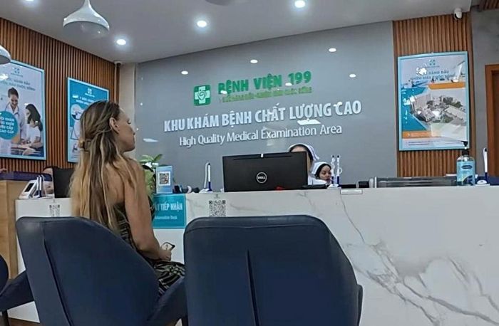 Gunner chụp ảnh vợ anh chờ khám và nghe tư vấn