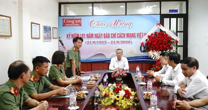 Thượng tá Nguyễn Quang Sang- Trưởng ban Ban Chuyên đề Công an TP Đà Nẵng cảm ơn sự động viên, ghi nhận của các đồng chí lãnh đạo thành phố đối với đội ngũ cán bộ, phóng viên, biên tập viên ban Chuyên đề Công an TP Đà Nẵng