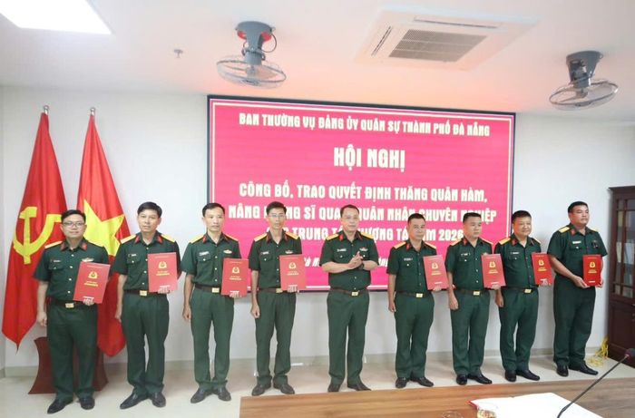 Đại tá Trần Hữu Ích trao quyết định cho các đồng chí được thăng quân hàm, nâng lương