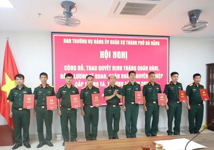 Đại tá Trần Quang Chánh, Phó chỉ huy trưởng kiêm Tham mưu trưởng, Bộ CHQS thành phố trao quyết định cho các đồng chí được thăng quân hàm, nâng lương.
