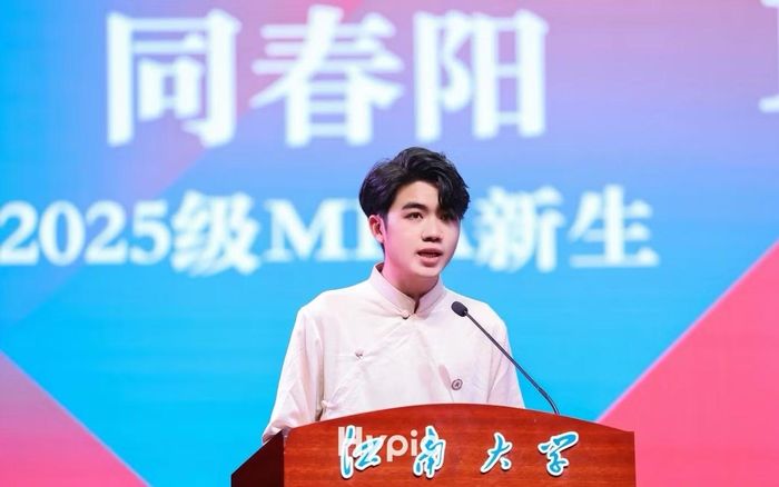 Đồng Xuân Dương phát biểu với tư cách Đại diện Sinh viên Quốc tế tại Lễ khai giảng năm 2025 của ĐH Giang Nam.