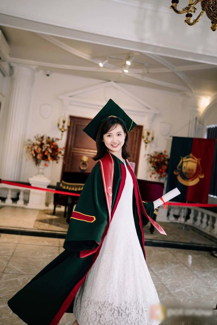 Khoảng thời gian một năm có được từ việc tốt nghiệp sớm đã trở thành cơ hội quý báu để Hà Linh tập trung theo đuổi một giấc mơ khác là diễn xuất.