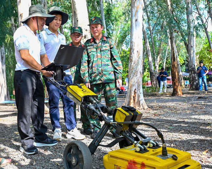  Nhóm chuyên gia sử dụng máy radar xuyên đất. ẢNH: MẠNH THẮNG 
