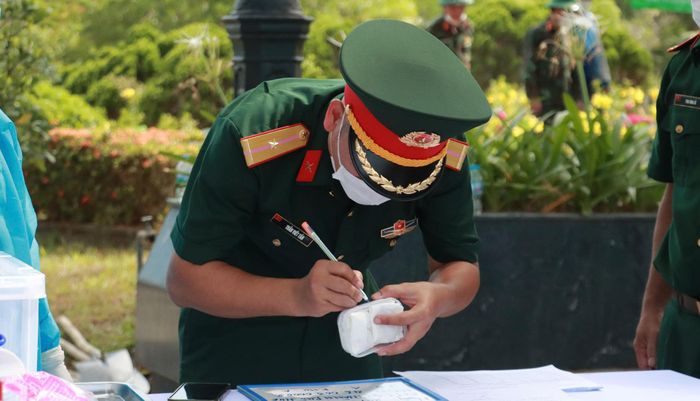  Lấy mẫu, số hóa thông tin liệt sĩ tại Nghĩa trang Liệt sĩ TP Huế 