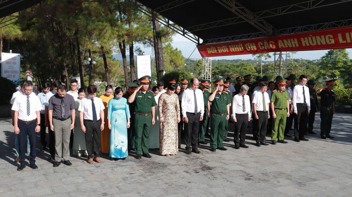  Dâng hương tri ân các anh hùng liệt sĩ tại Nghĩa trang Liệt sĩ TP Huế 