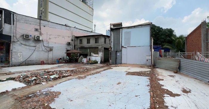 Nhiều công trình được giải phóng mặt bằng để bàn giao thực hiện dự án. Ảnh: ĐÌNH DƯ