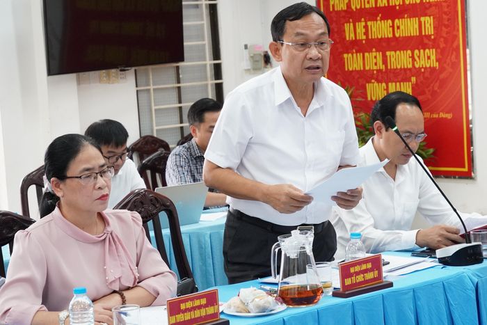  Đại diện lãnh đạo Ban Tổ chức Thành ủy TPHCM trao đổi với địa phương tại buổi làm việc. Ảnh: THU HƯỜNG 