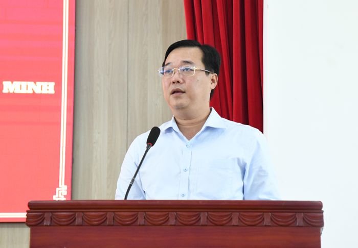  Phó Bí thư Thường trực Thành ủy TPHCM Lê Quốc Phong trao đổi với cử tri 