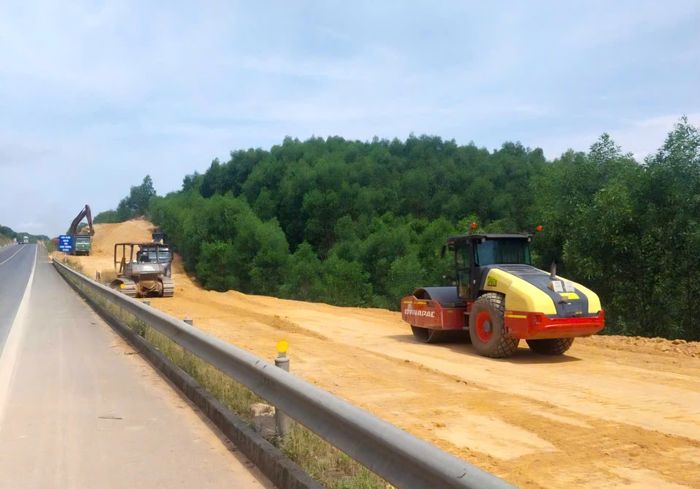  Công trường thi công dự án mở rộng đường cao tốc Bắc - Nam phía Đông, đoạn Cam Lộ - La Sơn 