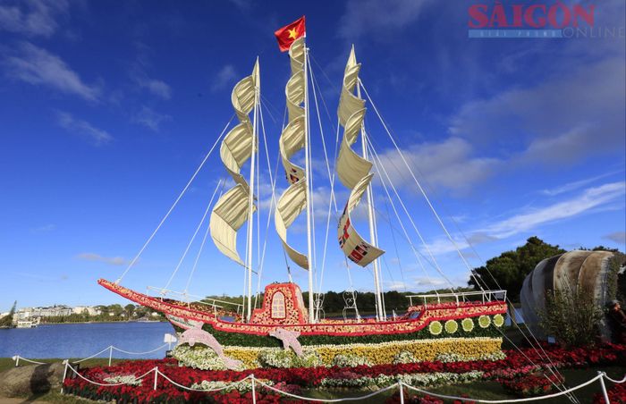 Tiểu cảnh hoa tươi bên hồ Xuân Hương tại lễ hội hoa Đà Lạt trước đây. Ảnh: ĐOÀN KIÊN