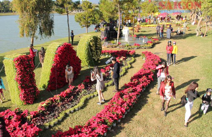 Không gian hoa tại di tích thắng cảnh quốc gia hồ Xuân Hương trong những lần tổ chức Festival Hoa Đà Lạt trước đây. Ảnh: ĐOÀN KIÊN