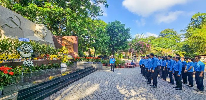 Đại biểu dâng hoa, dâng hương tưởng nhớ cố Tổng Bí thư Trần Phú