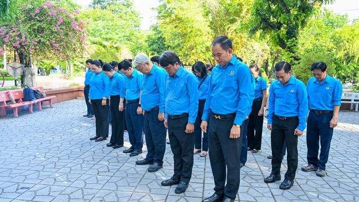 Đại biểu mặc niệm tưởng nhớ, tri ân công lao to lớn của các Anh hùng liệt sĩ, đồng bào yêu nước