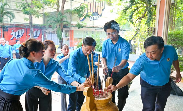 Đại biểu dâng hương tại Bia tưởng niệm liệt sĩ Lê Thị Riêng, liệt sĩ Trần Văn Kiểu
