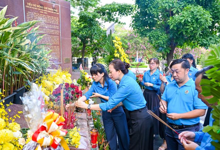 Đại biểu dâng hương tưởng nhớ cố Tổng Bí thư Trần Phú