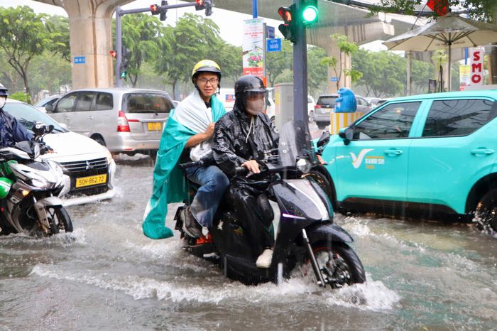  Tài xế xe ôm công nghệ mưu sinh giữa trời mưa 