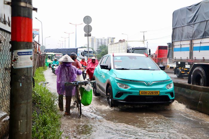 Cảnh ngập cũng xảy ra trên Quốc lộ 1A, phường Đông Hòa 