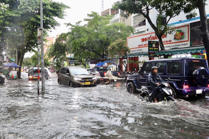  Nước lênh láng trên đường Quốc Hương, hầu như "nuốt" luôn vỉa hè 