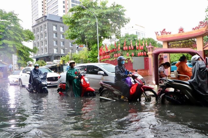 Đường Quốc Hương, phường An Khánh nước ngập nửa bánh xe 