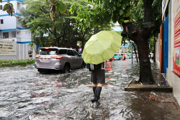  Học sinh vất vả di chuyển trên đường Quốc Hương 