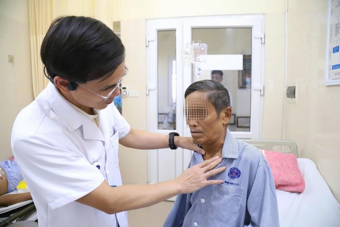  Bệnh nhân B. sớm hồi phục sức khỏe sau khi được phẫu thuật cắt khối u thực quản. Ảnh: TRẦN HÀ 
