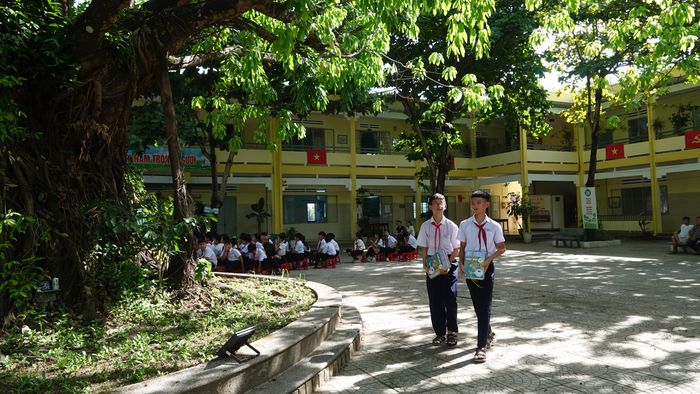  Niềm vui của học sinh khi nhận bộ sách giáo khoa để học tập, tìm hiểu kiến thức ngay dịp hè. Ảnh: XUÂN QUỲNH 