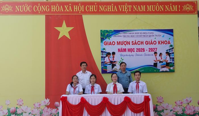  Học sinh ký cam kết bảo quản, sử dụng sách giáo khoa đúng quy định trước khi nhận sách. Ảnh: XUÂN QUỲNH 