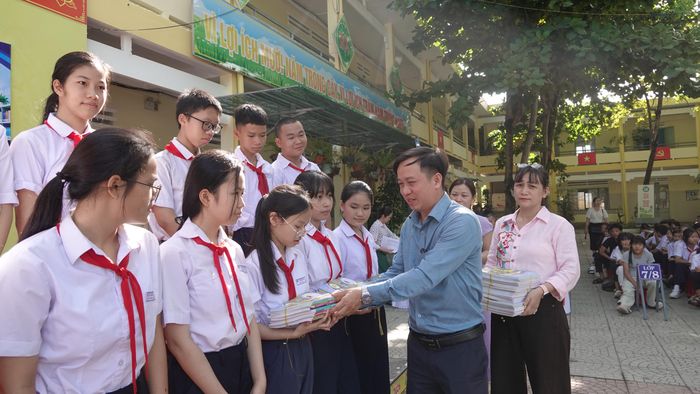  Đại diện xã Hòa Vang phát sách giáo khoa theo từng khối lớp 