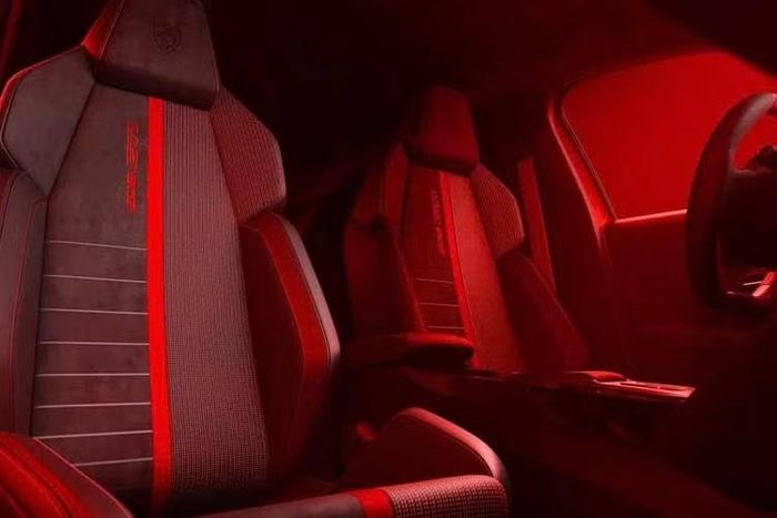 Hệ truyền động đương nhiên là điểm nhấn của Peugeot e-208 GTi. Mẫu xe này được trang bị mô-tơ M4+ sản sinh công suất tối đa 277 mã lực và mô-men xoắn cực đại 345 Nm. Nhờ đó, xe có thể tăng tốc từ 0-100 km/h trong 5,5 giây trước khi đạt tốc độ tối đa giới hạn điện tử ở mức 180 km/h.