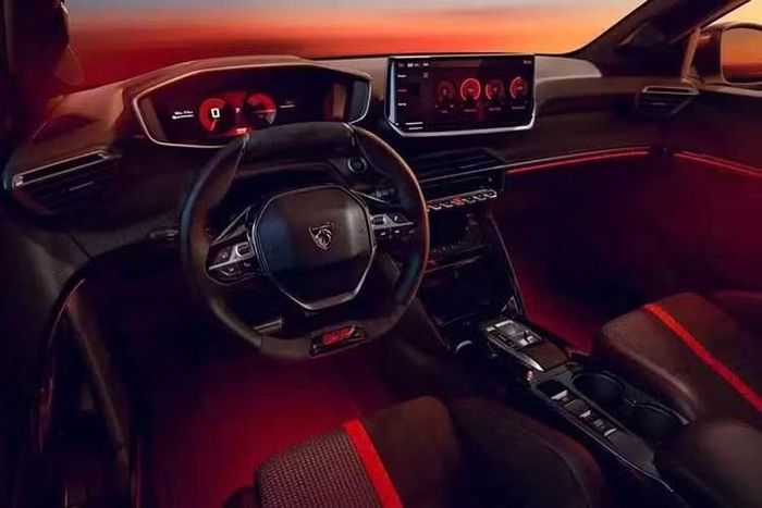 Chủ đề màu đỏ tiếp tục xuất hiện trong khoang nội thất Peugeot e-208 GTi 2026, áp dụng cho thảm sàn, thảm lót chân, dây đai an toàn và các đường chỉ khâu. Đi kèm với đó là ghế thể thao thiết kế riêng nhằm tri ân 205 GTi 1.9.
