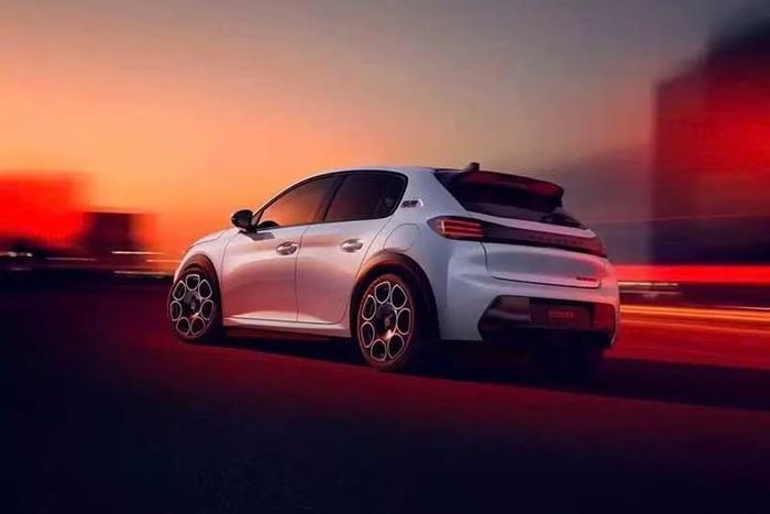 Tiếp tục nhấn mạnh yếu tố hiệu suất cao, Peugeot e-208 GTi được hạ thấp khoảng sáng gầm thêm 25 mm và sở hữu chiều rộng cơ sở lớn hơn. Xe cũng được trang bị lò xo và giảm xóc chuyên biệt, bộ vi sai chống trượt cơ khí cùng một thanh cân bằng bổ sung. Thanh cân bằng này được đặt ở phía sau và hoạt động cùng thanh cân bằng phía trước vốn đã có trên phiên bản tiêu chuẩn.
