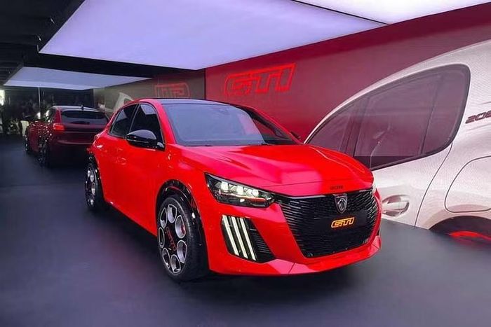 Peugeot mới đây đã chính thức ra mắt e-208 GTi 2026, đây là mẫu xe hatchback thuần điện hiệu suất cao sở hữu sức mạnh đáng chú ý. Đồng thời, e-208 GTi cũng là phiên bản hiệu năng cao thuần điện đầu tiên của thương hiệu Peugeot.