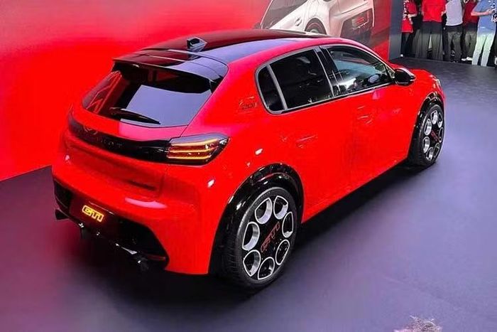 Về ngoại hình, có thể điểm qua một số thay đổi ở ngoại thất của Peugeot e-208 GTi 2026 như cánh hướng gió trước thiết kế riêng và bộ khuếch tán gió màu đen bóng được sửa đổi, tích hợp đèn sương mù sau lấy cảm hứng từ xe đua Công thức 1. Xe còn có các điểm nhấn màu đỏ, hốc bánh mở rộng, bộ mâm 18 inch với thiết kế đục lỗ và logo 208 GTi trên cột C.